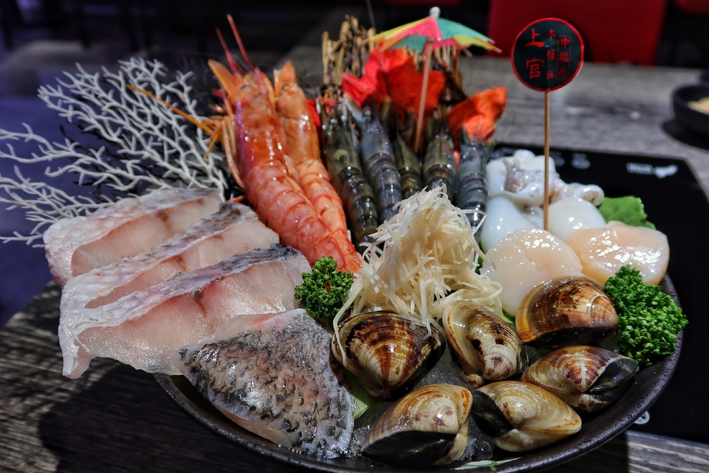 【中原夜市美食】上官木桶鍋中壢，麻辣牛奶鍋香辣過癮，獨家海陸套餐，雙重享受大滿足! @混血珊莎的奇幻旅程