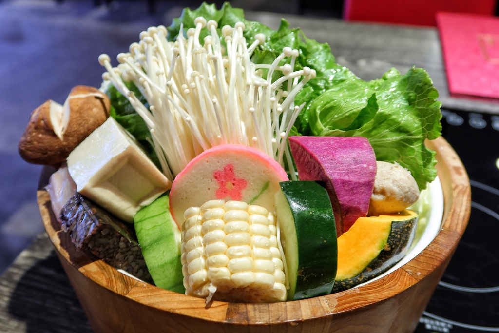 【中原夜市美食】上官木桶鍋中壢，麻辣牛奶鍋香辣過癮，獨家海陸套餐，雙重享受大滿足! @混血珊莎的奇幻旅程