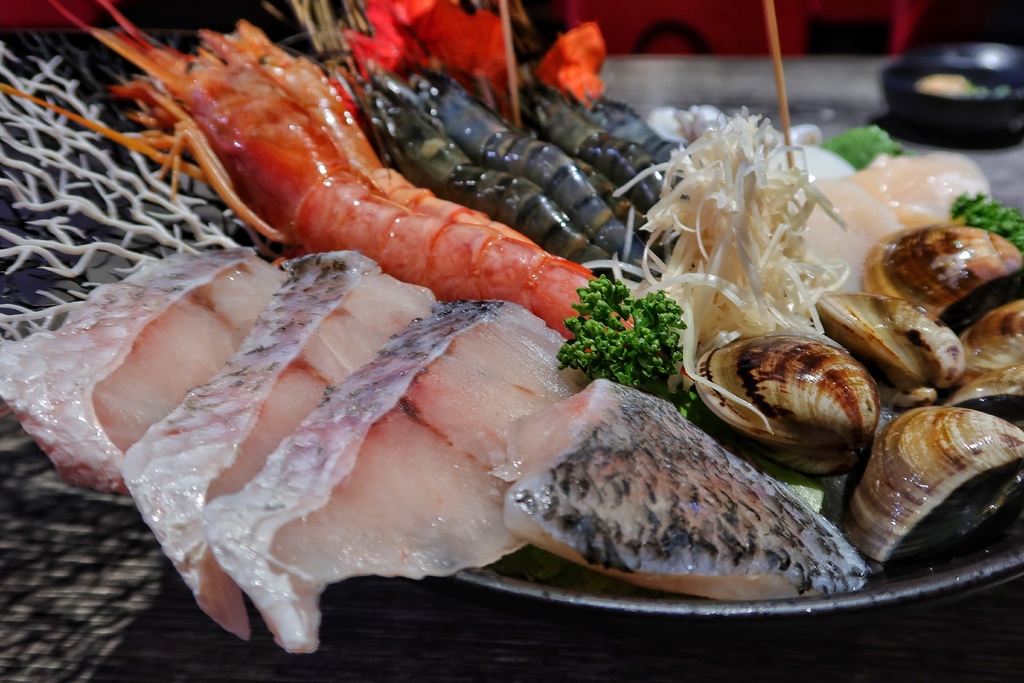【中原夜市美食】上官木桶鍋中壢，麻辣牛奶鍋香辣過癮，獨家海陸套餐，雙重享受大滿足! @混血珊莎的奇幻旅程