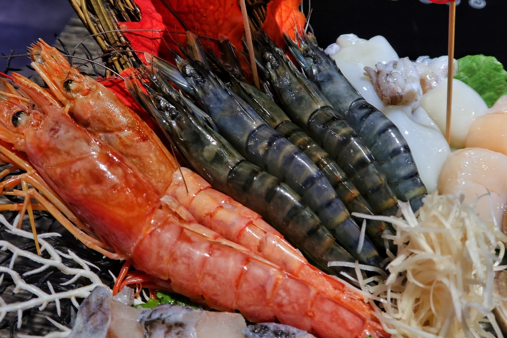 【中原夜市美食】上官木桶鍋中壢，麻辣牛奶鍋香辣過癮，獨家海陸套餐，雙重享受大滿足! @混血珊莎的奇幻旅程