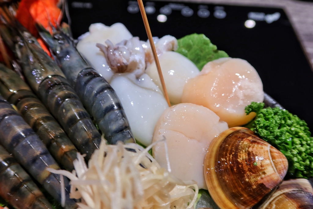 【中原夜市美食】上官木桶鍋中壢，麻辣牛奶鍋香辣過癮，獨家海陸套餐，雙重享受大滿足! @混血珊莎的奇幻旅程