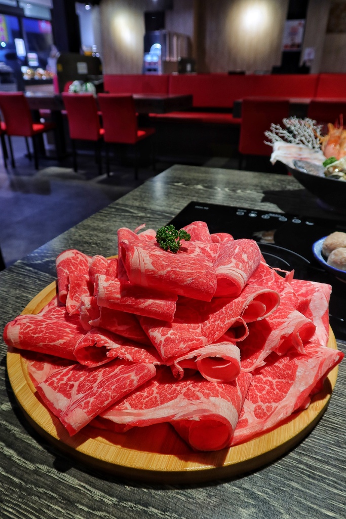 【中原夜市美食】上官木桶鍋中壢，麻辣牛奶鍋香辣過癮，獨家海陸套餐，雙重享受大滿足! @混血珊莎的奇幻旅程