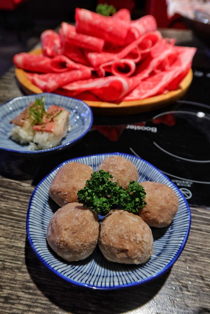 【中原夜市美食】上官木桶鍋中壢，麻辣牛奶鍋香辣過癮，獨家海陸套餐，雙重享受大滿足! @混血珊莎的奇幻旅程