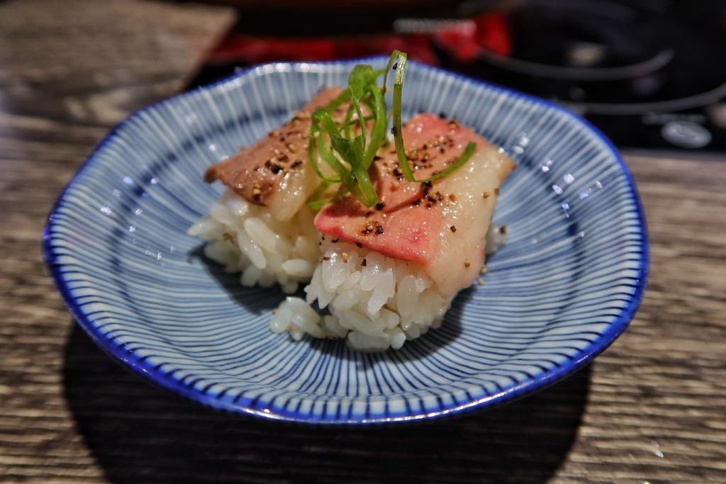 【中原夜市美食】上官木桶鍋中壢，麻辣牛奶鍋香辣過癮，獨家海陸套餐，雙重享受大滿足! @混血珊莎的奇幻旅程