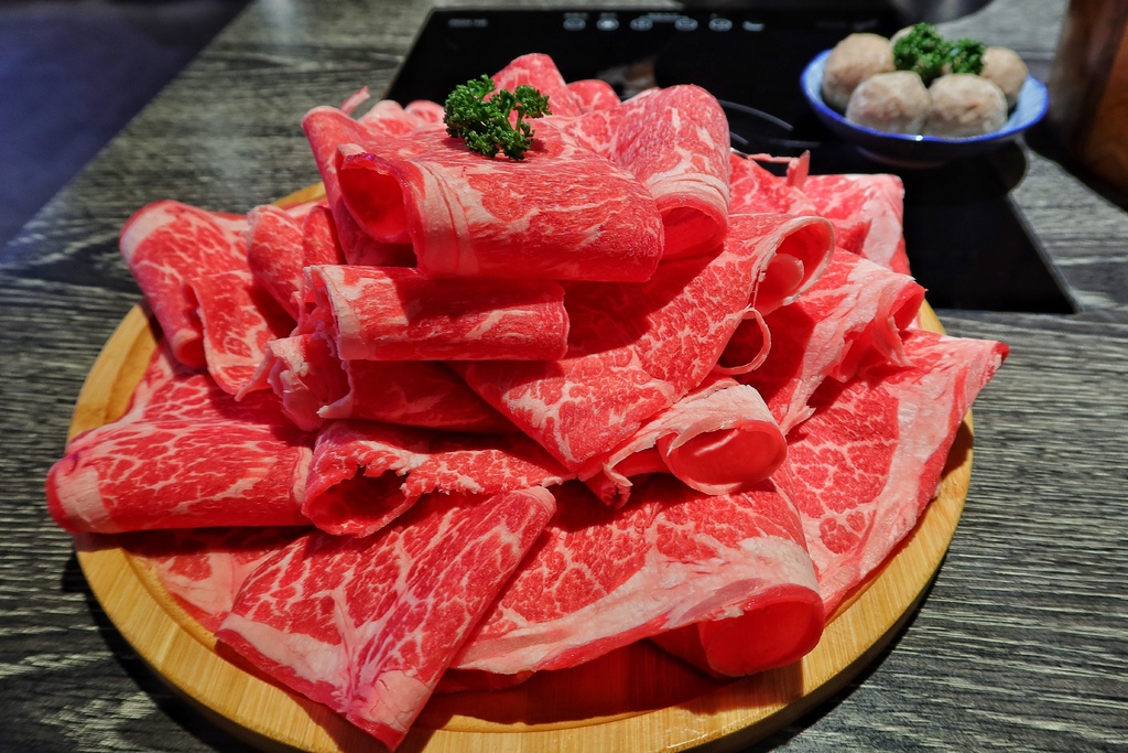 【中原夜市美食】上官木桶鍋中壢，麻辣牛奶鍋香辣過癮，獨家海陸套餐，雙重享受大滿足! @混血珊莎的奇幻旅程