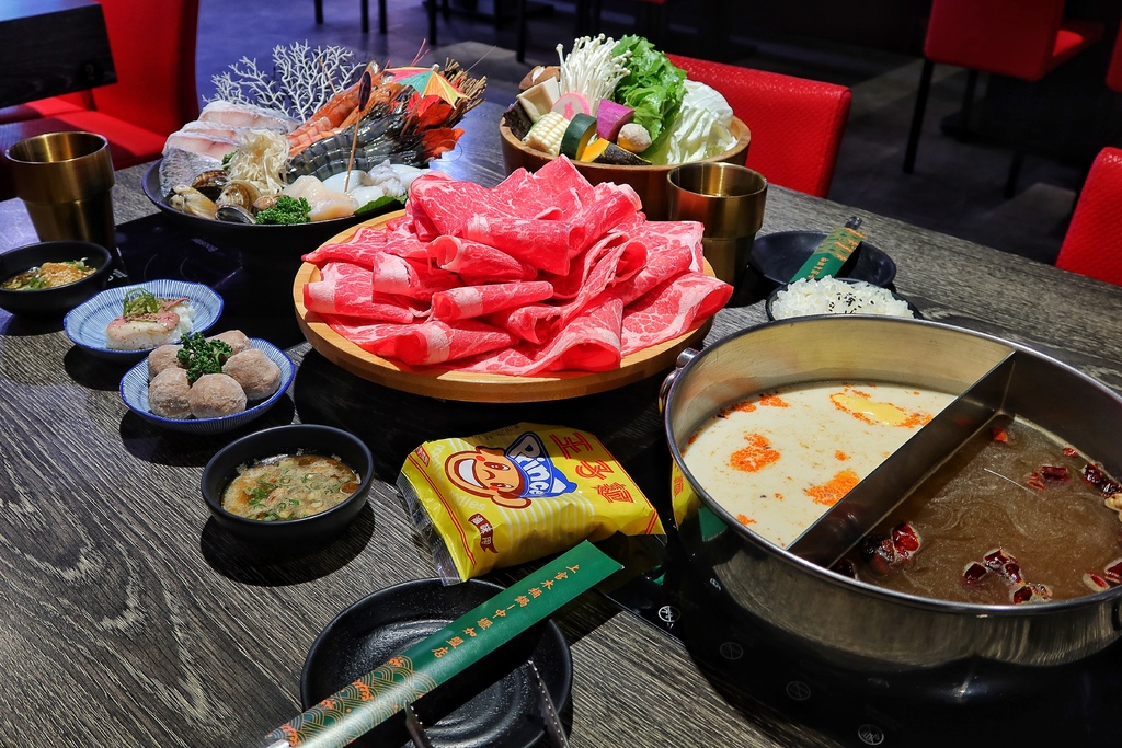 【中原夜市美食】上官木桶鍋中壢，麻辣牛奶鍋香辣過癮，獨家海陸套餐，雙重享受大滿足! @混血珊莎的奇幻旅程