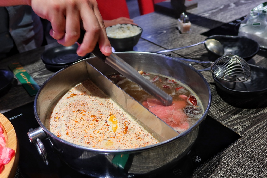 【中原夜市美食】上官木桶鍋中壢，麻辣牛奶鍋香辣過癮，獨家海陸套餐，雙重享受大滿足! @混血珊莎的奇幻旅程