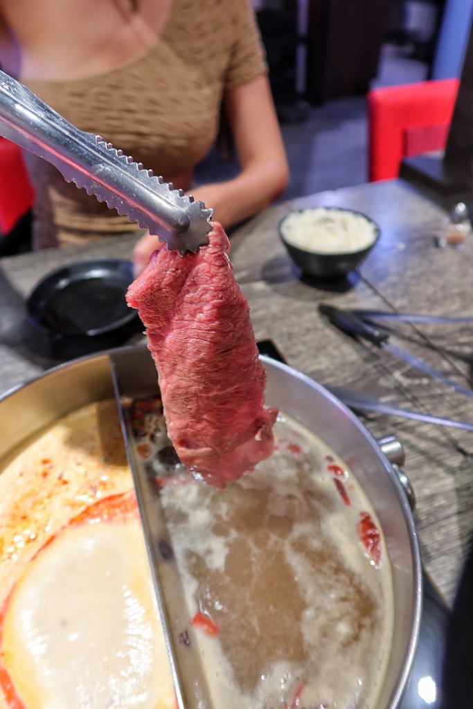 【中原夜市美食】上官木桶鍋中壢，麻辣牛奶鍋香辣過癮，獨家海陸套餐，雙重享受大滿足! @混血珊莎的奇幻旅程