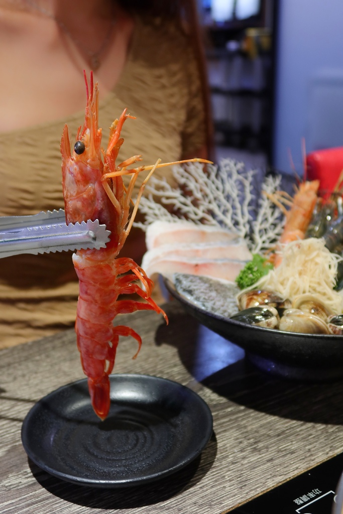 【中原夜市美食】上官木桶鍋中壢，麻辣牛奶鍋香辣過癮，獨家海陸套餐，雙重享受大滿足! @混血珊莎的奇幻旅程