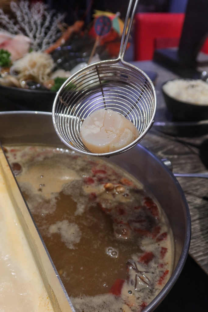 【中原夜市美食】上官木桶鍋中壢，麻辣牛奶鍋香辣過癮，獨家海陸套餐，雙重享受大滿足! @混血珊莎的奇幻旅程