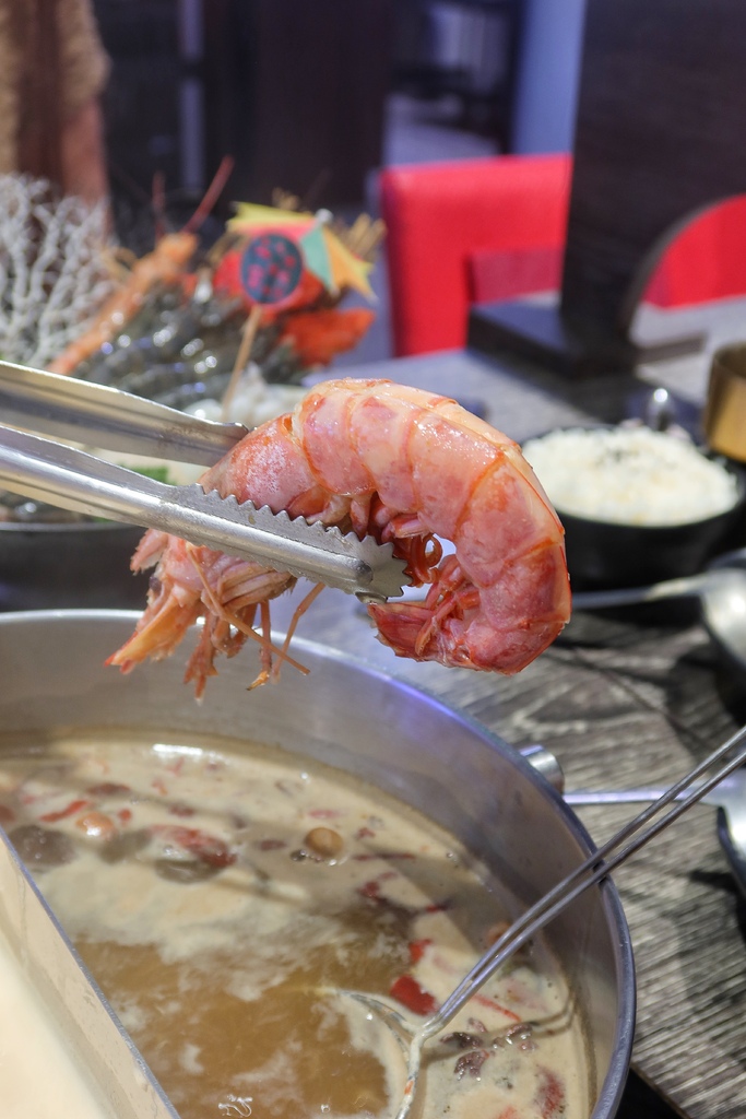 【中原夜市美食】上官木桶鍋中壢，麻辣牛奶鍋香辣過癮，獨家海陸套餐，雙重享受大滿足! @混血珊莎的奇幻旅程