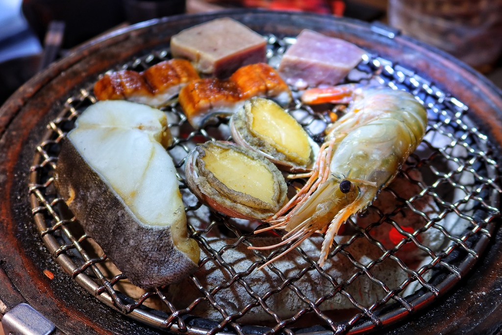 【三重燒烤吃到飽】名炙炭火燒肉│現切頂級日本和牛 爽吃比手大生蠔!│三重超強頂級燒肉 和牛海鮮吃到飽 │新北三重吃到飽推薦! @混血珊莎的奇幻旅程