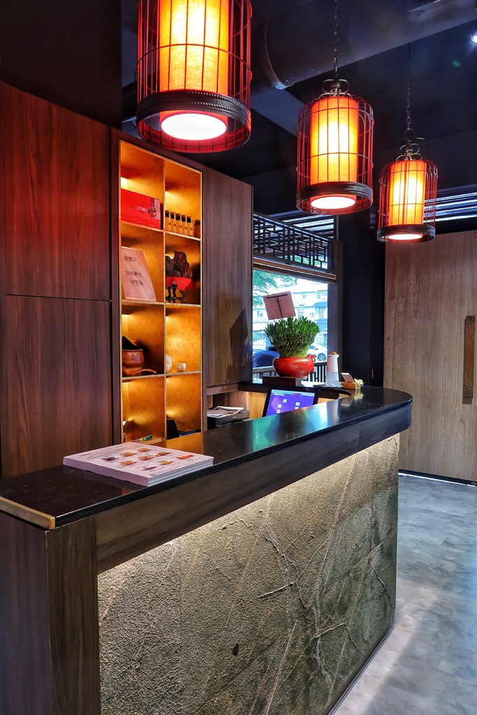 【台中雞湯】福慧根湯台中烏日店， 35 年堅持只賣一鍋湯，極品烏骨雞湯濃郁香醇，日式禪風包廂用餐環境，台中烏日餐廳推薦! @混血珊莎的奇幻旅程