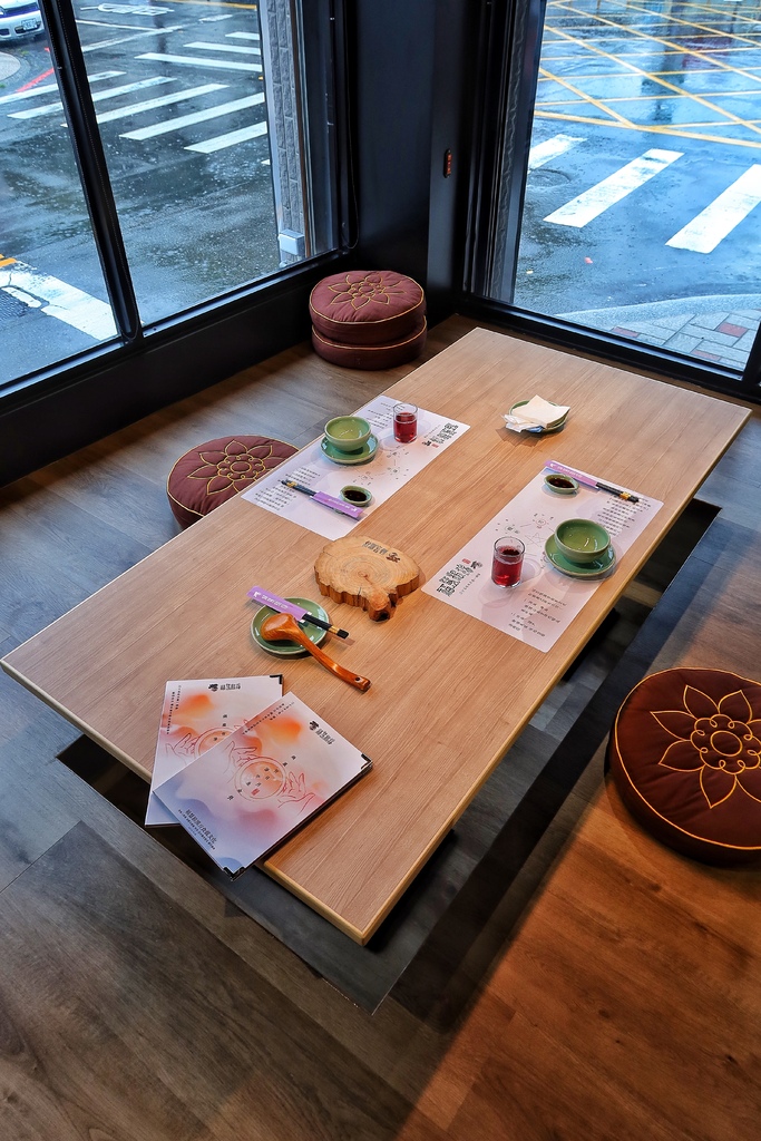 【台中雞湯】福慧根湯台中烏日店， 35 年堅持只賣一鍋湯，極品烏骨雞湯濃郁香醇，日式禪風包廂用餐環境，台中烏日餐廳推薦! @混血珊莎的奇幻旅程