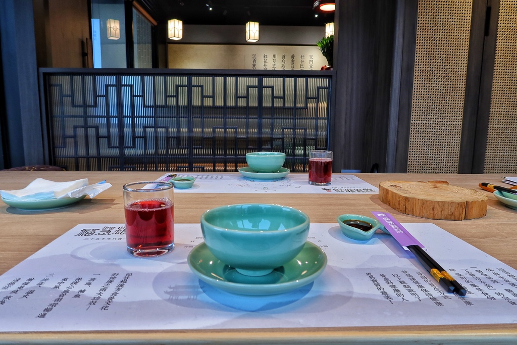 【台中雞湯】福慧根湯台中烏日店， 35 年堅持只賣一鍋湯，極品烏骨雞湯濃郁香醇，日式禪風包廂用餐環境，台中烏日餐廳推薦! @混血珊莎的奇幻旅程