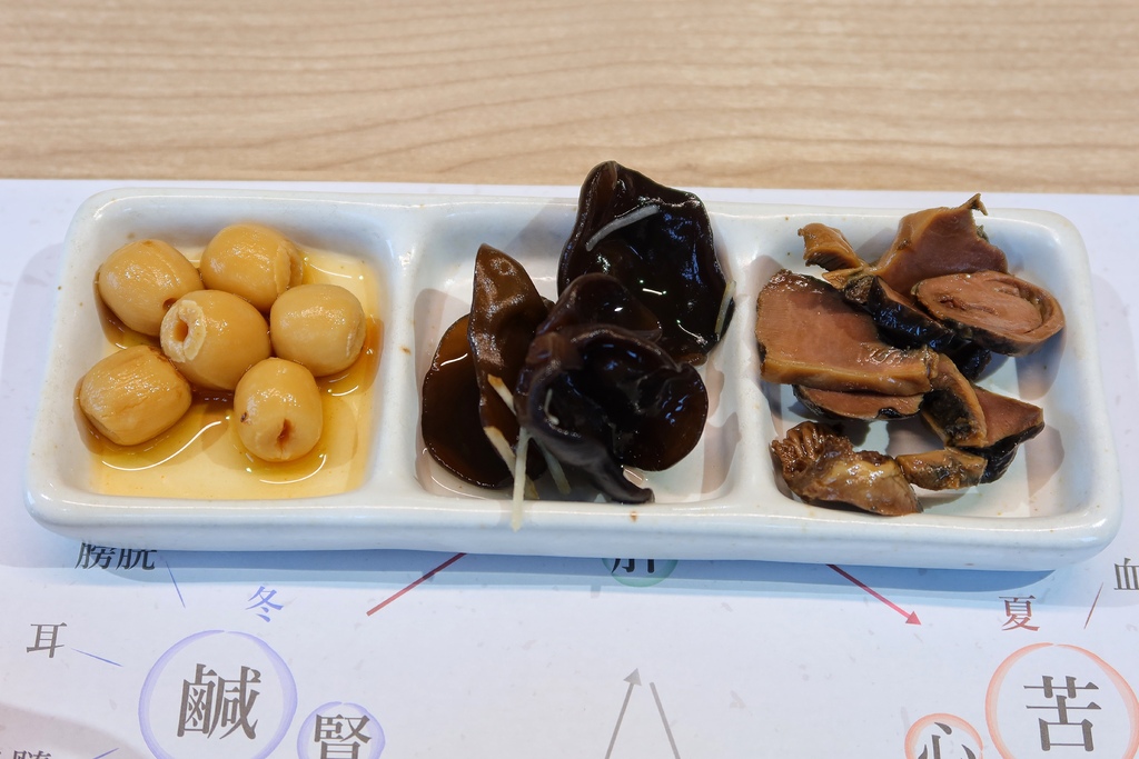 【台中雞湯】福慧根湯台中烏日店， 35 年堅持只賣一鍋湯，極品烏骨雞湯濃郁香醇，日式禪風包廂用餐環境，台中烏日餐廳推薦! @混血珊莎的奇幻旅程
