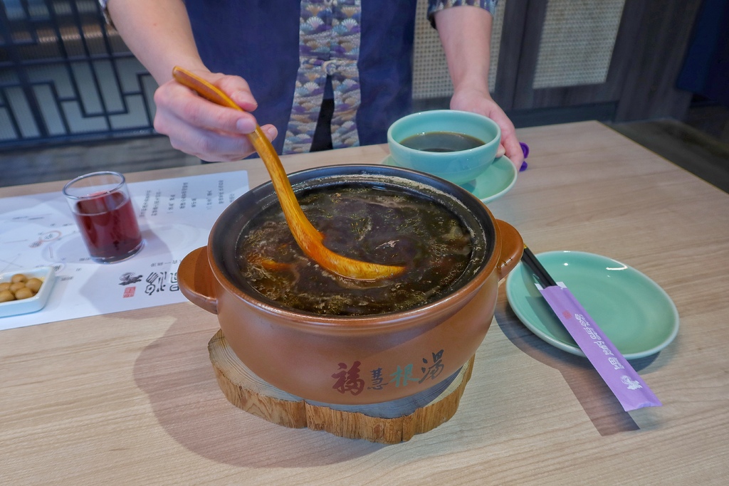 【台中雞湯】福慧根湯台中烏日店， 35 年堅持只賣一鍋湯，極品烏骨雞湯濃郁香醇，日式禪風包廂用餐環境，台中烏日餐廳推薦! @混血珊莎的奇幻旅程