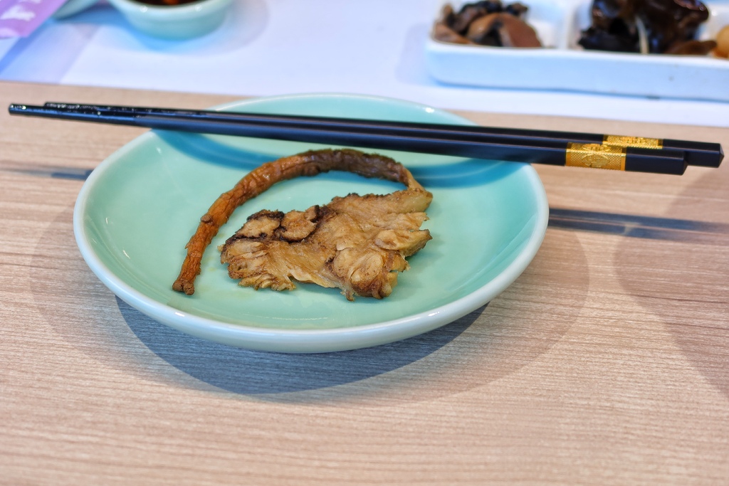 【台中雞湯】福慧根湯台中烏日店， 35 年堅持只賣一鍋湯，極品烏骨雞湯濃郁香醇，日式禪風包廂用餐環境，台中烏日餐廳推薦! @混血珊莎的奇幻旅程