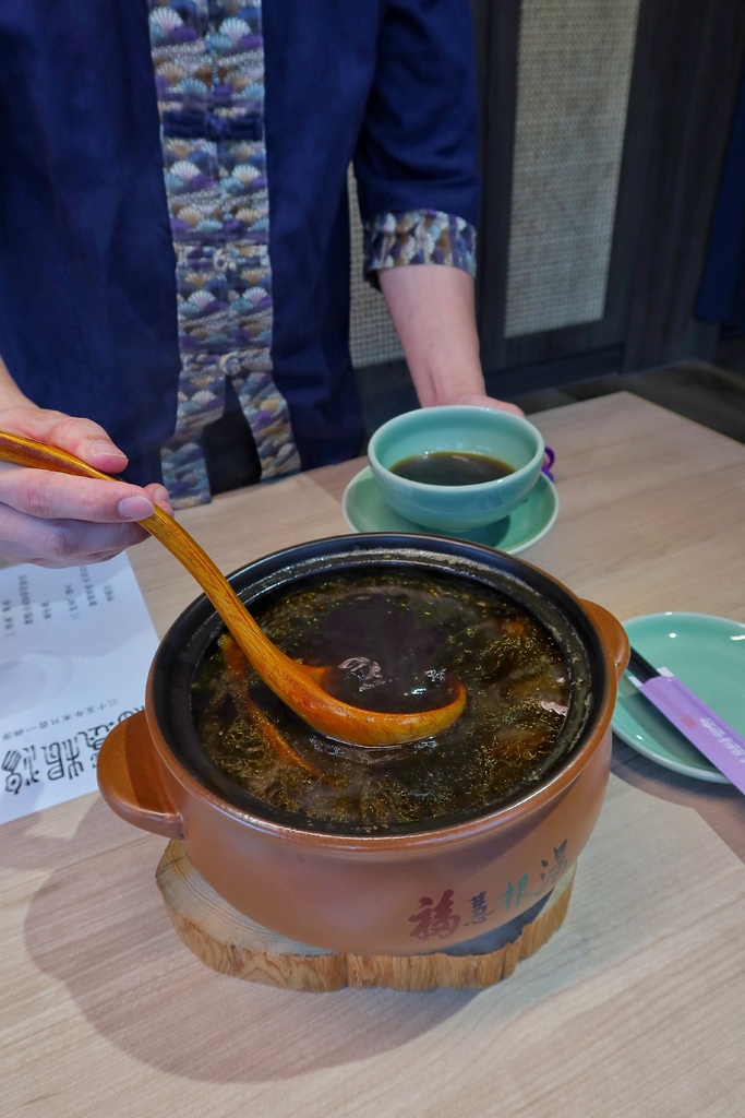 【台中雞湯】福慧根湯台中烏日店， 35 年堅持只賣一鍋湯，極品烏骨雞湯濃郁香醇，日式禪風包廂用餐環境，台中烏日餐廳推薦! @混血珊莎的奇幻旅程
