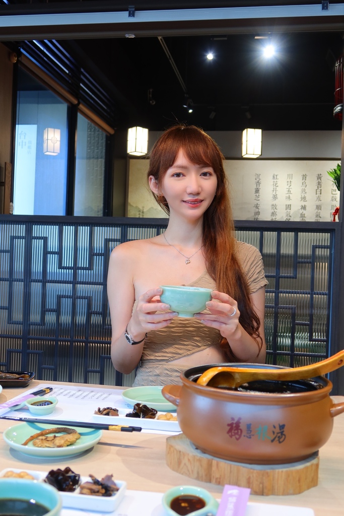 【台中雞湯】福慧根湯台中烏日店， 35 年堅持只賣一鍋湯，極品烏骨雞湯濃郁香醇，日式禪風包廂用餐環境，台中烏日餐廳推薦! @混血珊莎的奇幻旅程