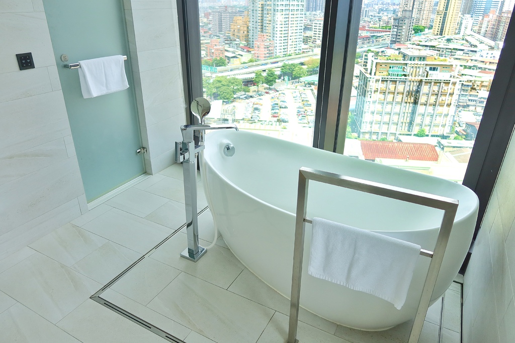 【板橋傑仕堡】傑仕堡有氧酒店，飽覽城市高樓美景，頂樓還有日式景觀湯屋! @混血珊莎的奇幻旅程