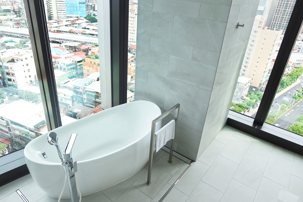 【板橋傑仕堡】傑仕堡有氧酒店，飽覽城市高樓美景，頂樓還有日式景觀湯屋! @混血珊莎的奇幻旅程