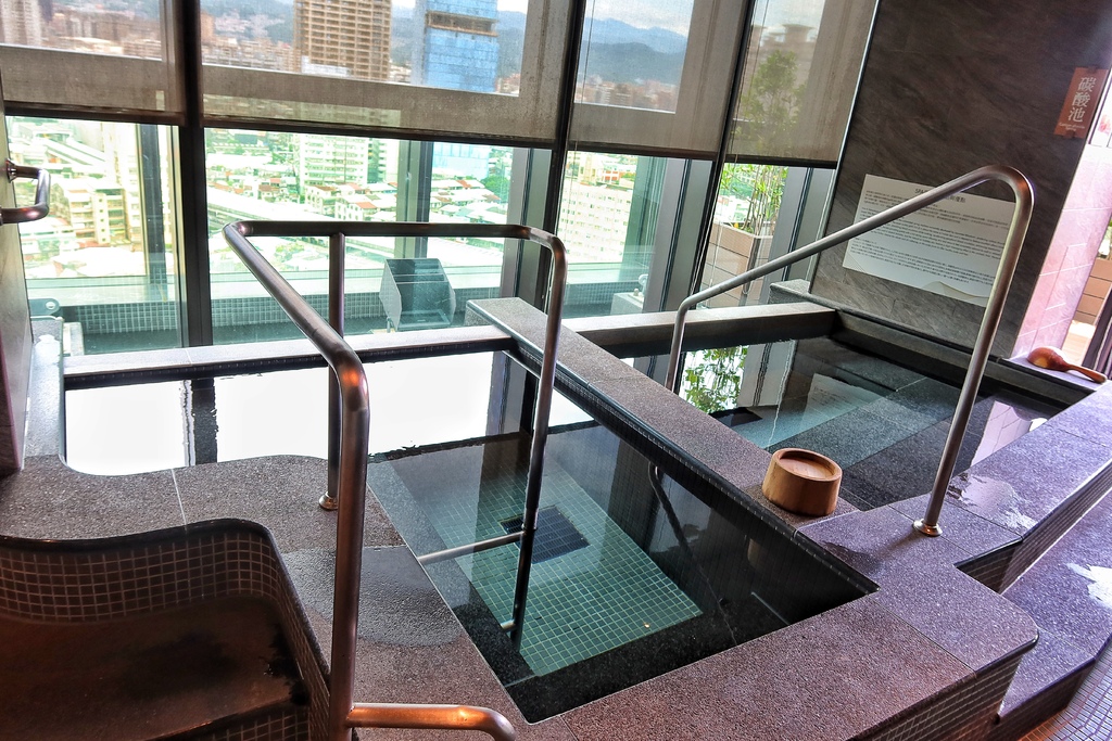 【板橋傑仕堡】傑仕堡有氧酒店，飽覽城市高樓美景，頂樓還有日式景觀湯屋! @混血珊莎的奇幻旅程