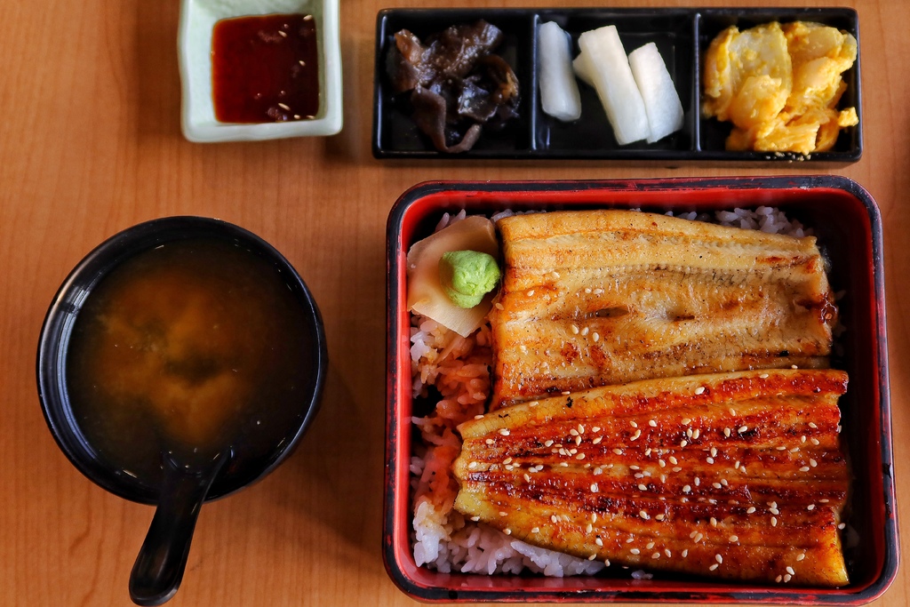 【竹圍漁港餐廳】鰻天下，自產自銷鰻魚專賣店 必吃招牌蒲燒鰻魚飯! @混血珊莎的奇幻旅程