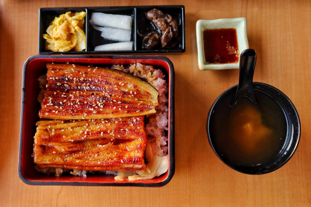 【竹圍漁港餐廳】鰻天下，自產自銷鰻魚專賣店 必吃招牌蒲燒鰻魚飯! @混血珊莎的奇幻旅程