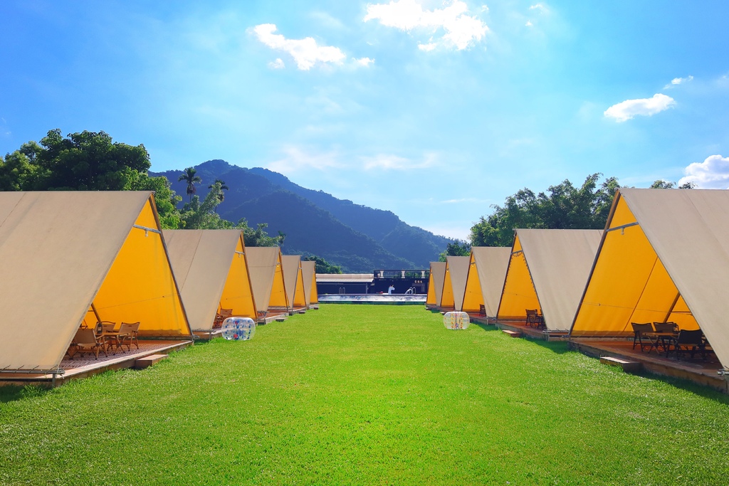 【露悠悠Glamping】 露悠悠露營區，高雄露營免裝備，露天山泉泳池超好玩，貨櫃酒吧好chill! @混血珊莎的奇幻旅程