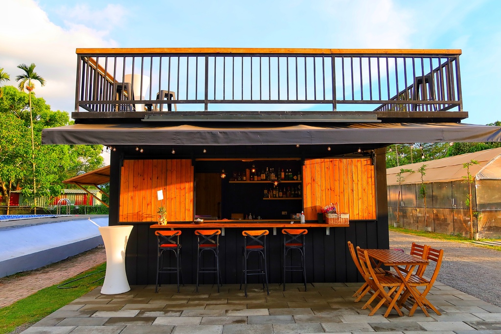 【露悠悠Glamping】 露悠悠露營區，高雄露營免裝備，露天山泉泳池超好玩，貨櫃酒吧好chill! @混血珊莎的奇幻旅程