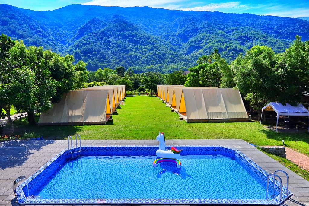 【露悠悠Glamping】 露悠悠露營區，高雄露營免裝備，露天山泉泳池超好玩，貨櫃酒吧好chill! @混血珊莎的奇幻旅程