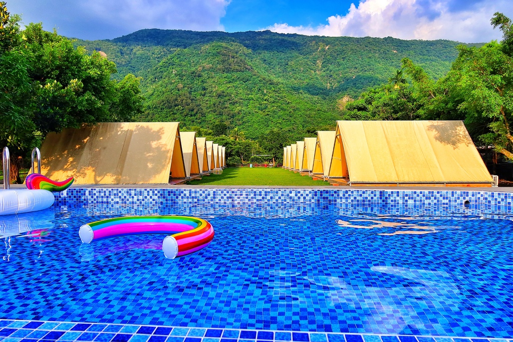 【露悠悠Glamping】 露悠悠露營區，高雄露營免裝備，露天山泉泳池超好玩，貨櫃酒吧好chill! @混血珊莎的奇幻旅程