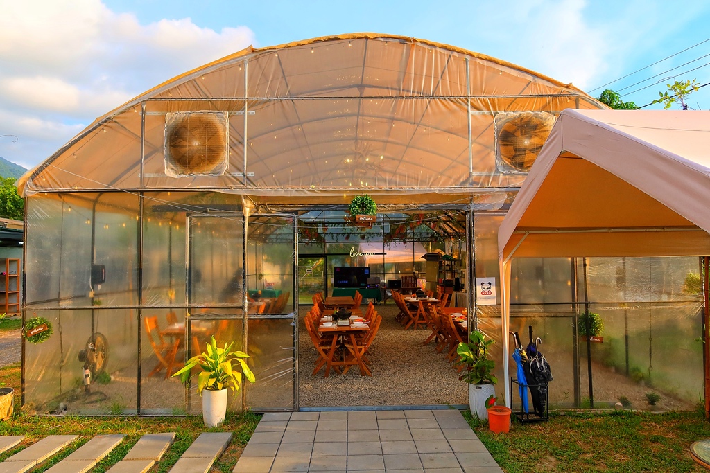 【露悠悠Glamping】 露悠悠露營區，高雄露營免裝備，露天山泉泳池超好玩，貨櫃酒吧好chill! @混血珊莎的奇幻旅程