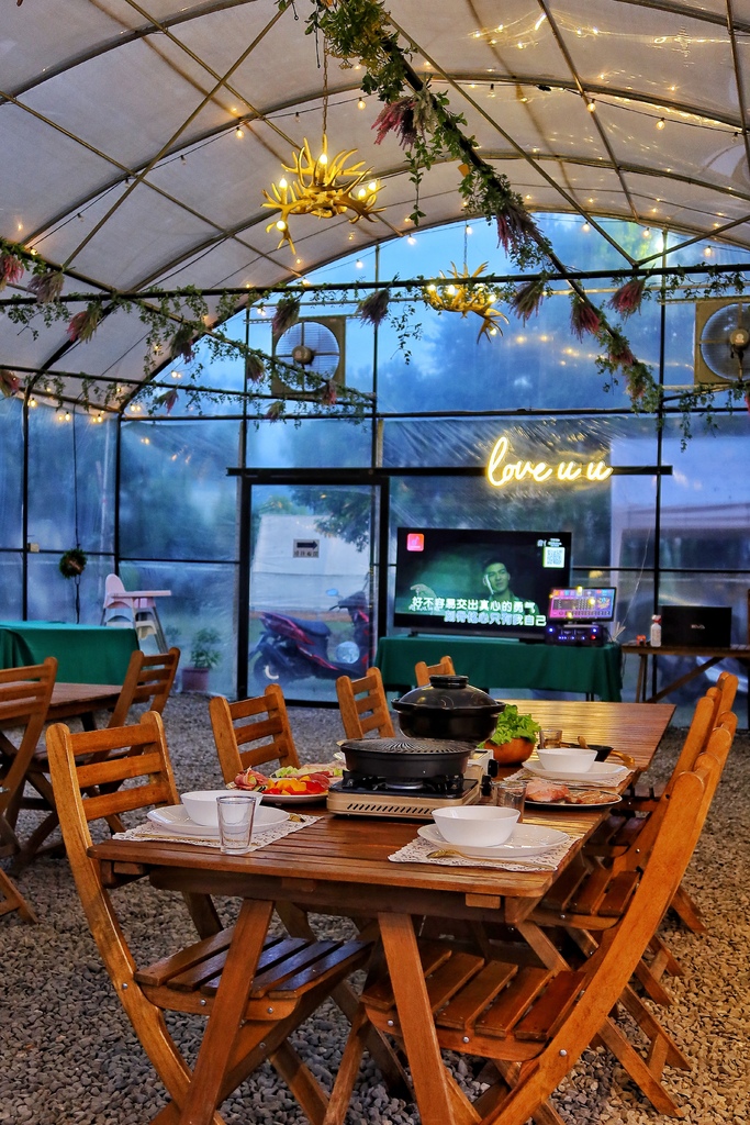 【露悠悠Glamping】 露悠悠露營區，高雄露營免裝備，露天山泉泳池超好玩，貨櫃酒吧好chill! @混血珊莎的奇幻旅程