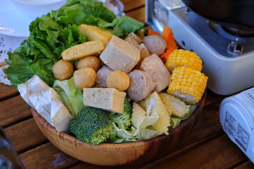 【露悠悠Glamping】 露悠悠露營區，高雄露營免裝備，露天山泉泳池超好玩，貨櫃酒吧好chill! @混血珊莎的奇幻旅程