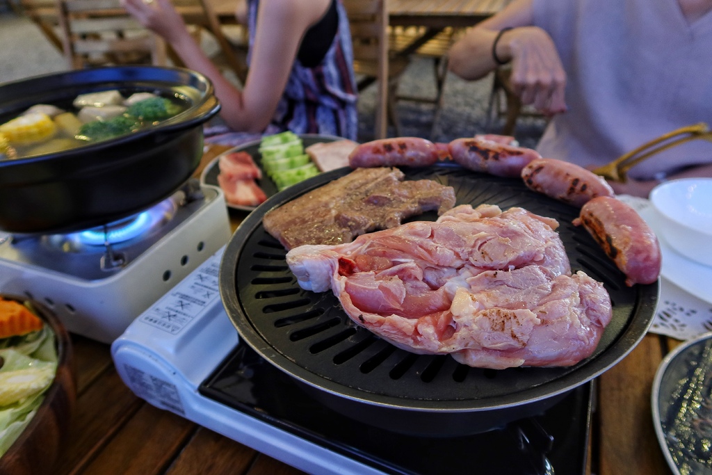 【露悠悠Glamping】 露悠悠露營區，高雄露營免裝備，露天山泉泳池超好玩，貨櫃酒吧好chill! @混血珊莎的奇幻旅程