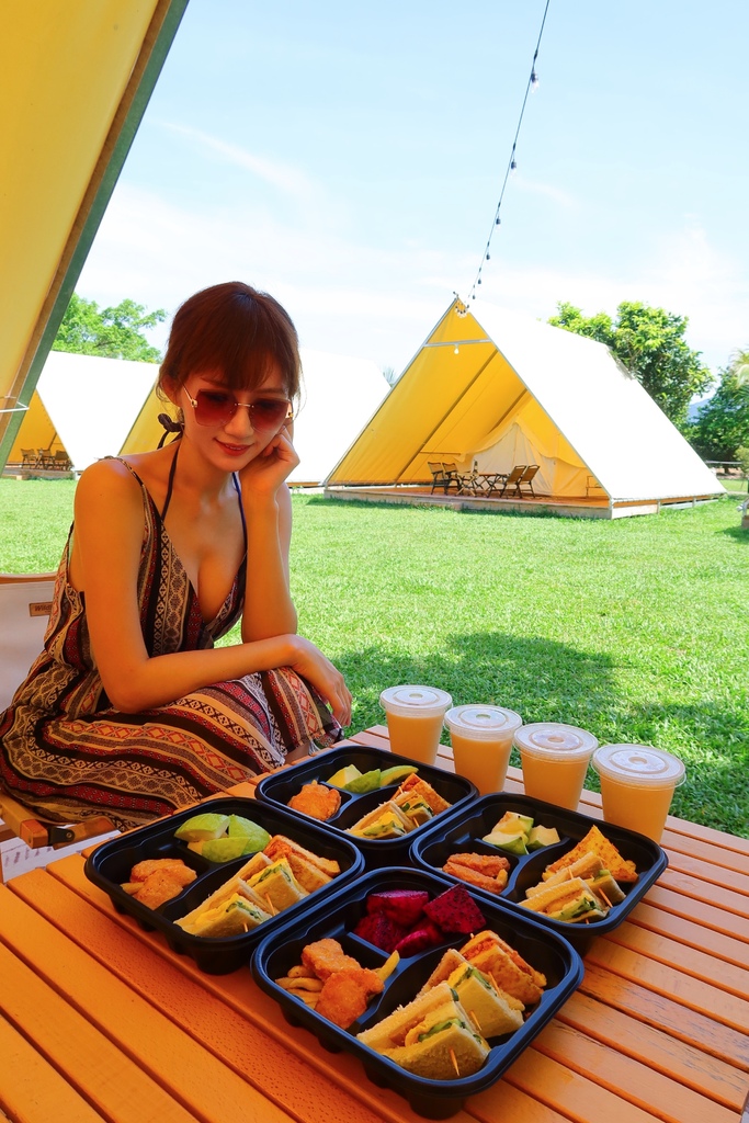 【露悠悠Glamping】 露悠悠露營區，高雄露營免裝備，露天山泉泳池超好玩，貨櫃酒吧好chill! @混血珊莎的奇幻旅程