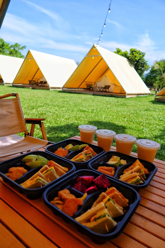 【露悠悠Glamping】 露悠悠露營區，高雄露營免裝備，露天山泉泳池超好玩，貨櫃酒吧好chill! @混血珊莎的奇幻旅程