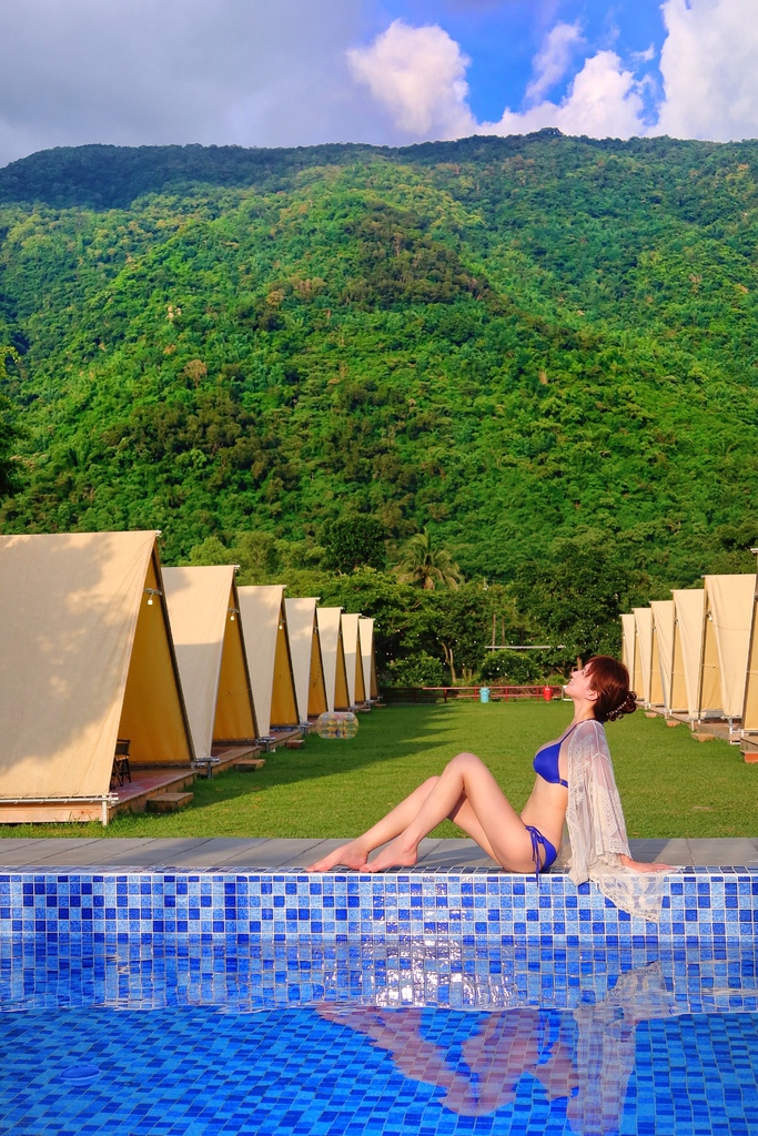 【露悠悠Glamping】 露悠悠露營區，高雄露營免裝備，露天山泉泳池超好玩，貨櫃酒吧好chill! @混血珊莎的奇幻旅程