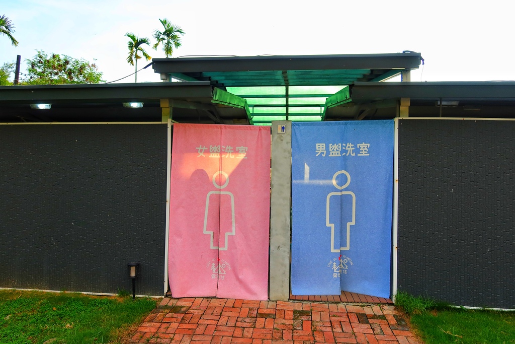 【露悠悠Glamping】 露悠悠露營區，高雄露營免裝備，露天山泉泳池超好玩，貨櫃酒吧好chill! @混血珊莎的奇幻旅程