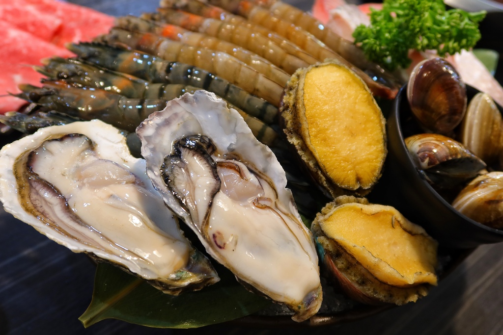 【新莊火鍋】武鶴火鍋，享用三種頂級和牛 超澎湃豪華海鮮拼盤  打卡送龍蝦 @混血珊莎的奇幻旅程