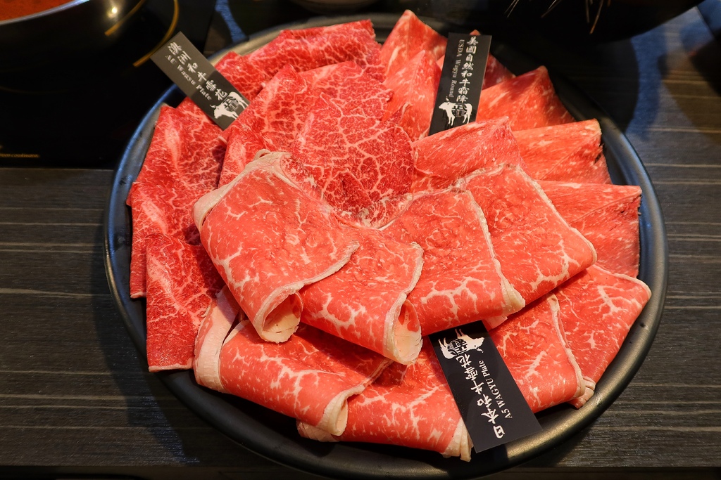 【新莊火鍋】武鶴火鍋，享用三種頂級和牛 超澎湃豪華海鮮拼盤  打卡送龍蝦 @混血珊莎的奇幻旅程