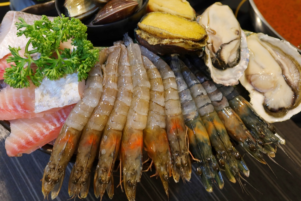 【新莊火鍋】武鶴火鍋，享用三種頂級和牛 超澎湃豪華海鮮拼盤  打卡送龍蝦 @混血珊莎的奇幻旅程