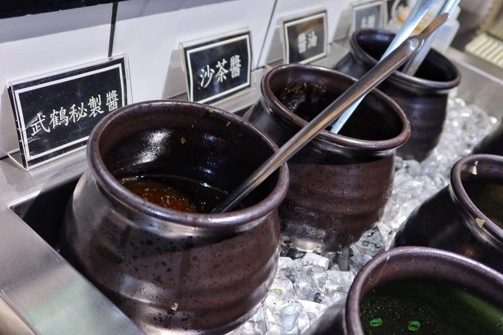 【新莊火鍋】武鶴火鍋，享用三種頂級和牛 超澎湃豪華海鮮拼盤  打卡送龍蝦 @混血珊莎的奇幻旅程