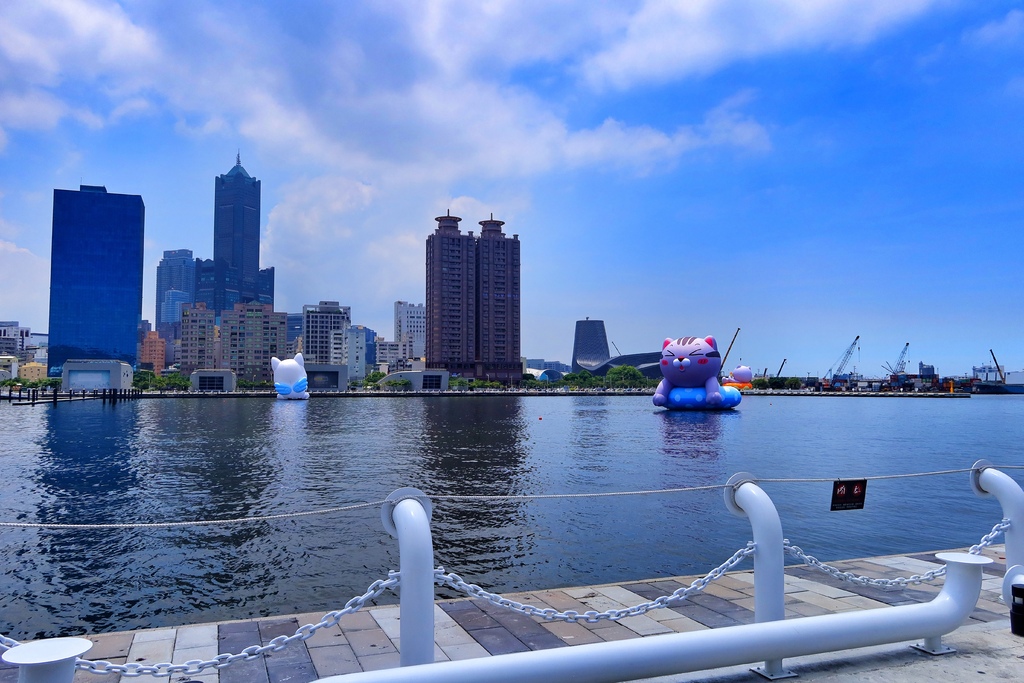 【高雄景點】高雄流行音樂中心(免門票)│愛河必拍超萌小海豹/超Q小企鵝│聊療漂漂河、亮燈時間│高雄愛河景點 @混血珊莎的奇幻旅程