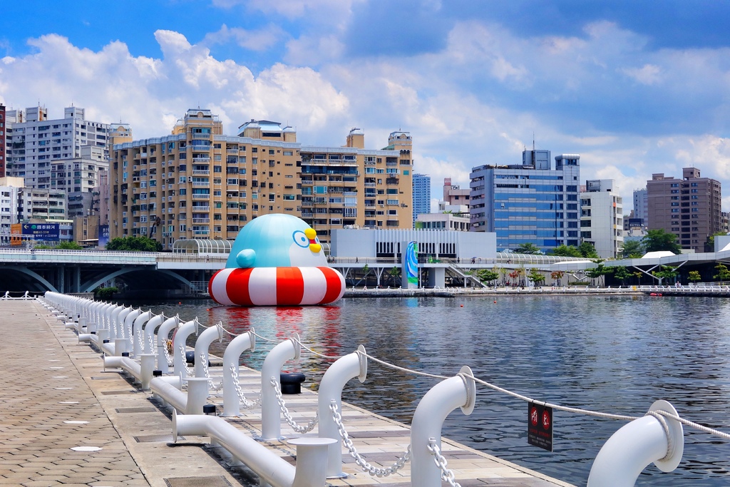 【高雄景點】高雄流行音樂中心(免門票)│愛河必拍超萌小海豹/超Q小企鵝│聊療漂漂河、亮燈時間│高雄愛河景點 @混血珊莎的奇幻旅程