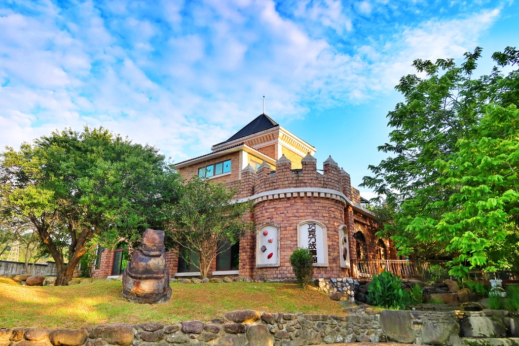 【苗栗溫泉住宿】苗栗巧克力雲莊，一泊二食專案，空間密碼四人房，附設景觀溫泉池，獨享度假悠閒時光! @混血珊莎的奇幻旅程