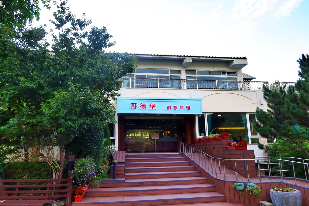 【苗栗溫泉住宿】苗栗巧克力雲莊，一泊二食專案，空間密碼四人房，附設景觀溫泉池，獨享度假悠閒時光! @混血珊莎的奇幻旅程