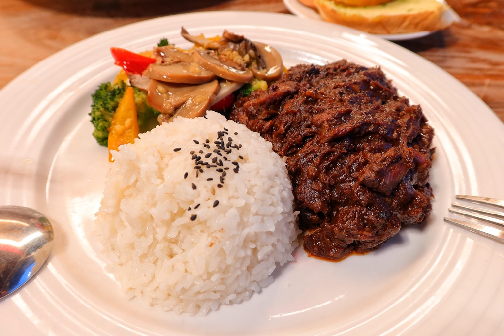 【苗栗溫泉住宿】苗栗巧克力雲莊，一泊二食專案，空間密碼四人房，附設景觀溫泉池，獨享度假悠閒時光! @混血珊莎的奇幻旅程
